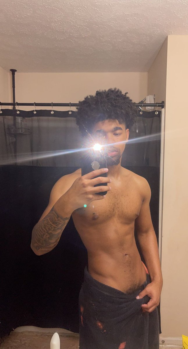 KxngAj21's tweet photo. Come oil me up shawty🧴😩 (Like + Retweet💙) https://t.co/ptBgtXr98a