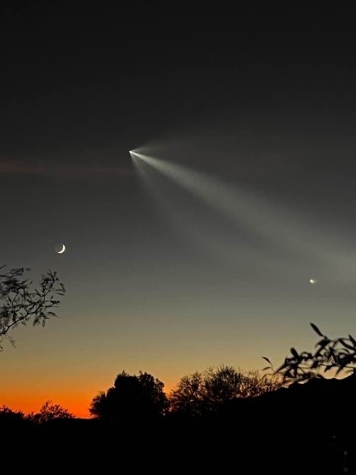Technology is awesome. Space X Falcon 9 rocket shot from Vandenburg Air Force Base in California visible over the Phoenix sky tonight. #SpaceX