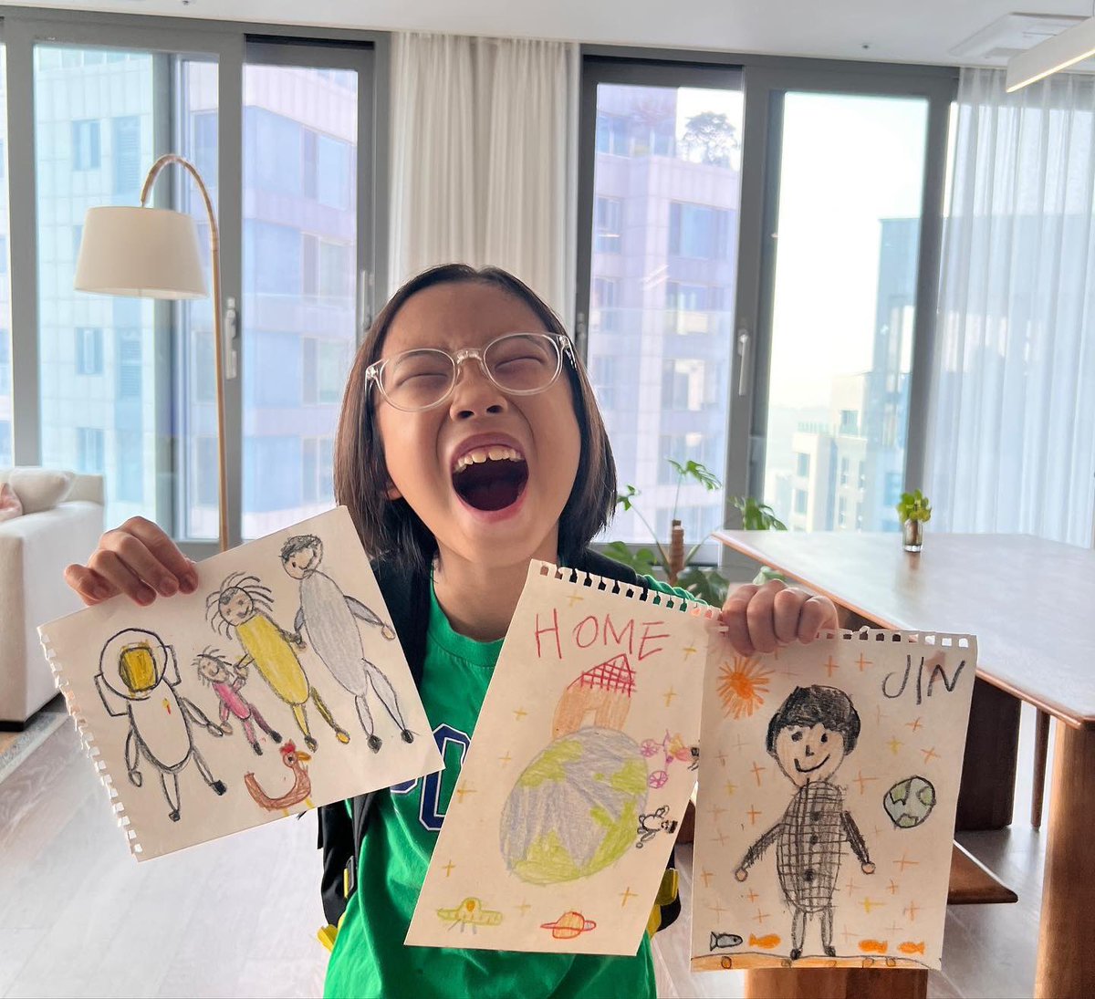 vminiecats's tweet photo. — EL HIJO DE LUMPENS QUIEN ES DIRECTOR DEL MV DE THE ASTRONAUT SE ENCARGÓ DE HACER LOS DIBUJOS QUE APARECEN EN EL VIDEO DE #JIN 😭#TheAstronaut https://t.co/b6Kr92qL3v