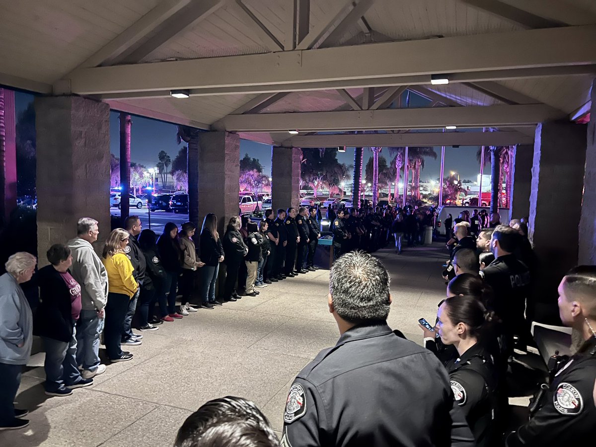 FirePhotoGirl's tweet photo. My deepest condolences to his family family. @Colton_PD
Tonight a procession was held for a Colton PD officer that lost his life earlier today. Prayers #coltonpd https://t.co/ZPjXPadXFE