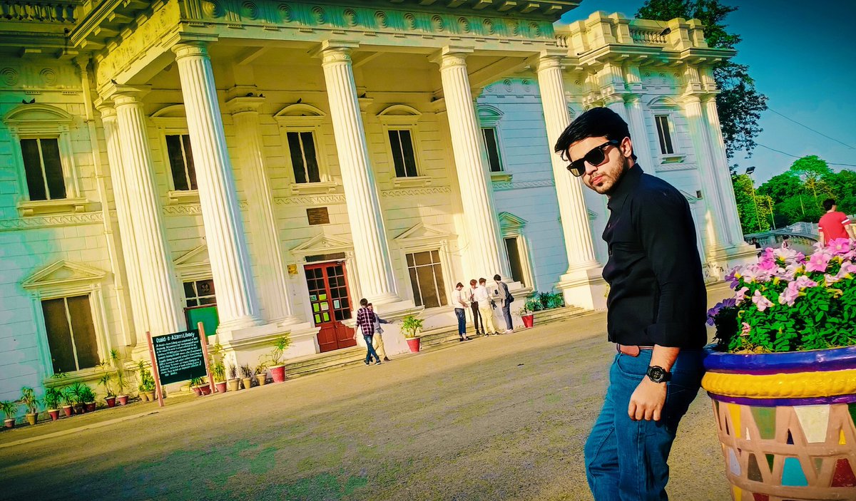 Mr_Illahi_09's tweet photo. ہم نے زندگی کو اس چار دیواری میں ٹھرا رکھا ہے۔
#JinnahLibrary #library #QaL #Aspirant #CSS https://t.co/Vudrw27FYw