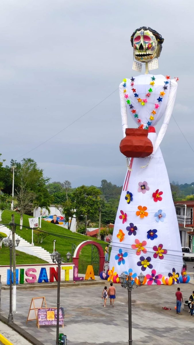 ElIndepVeracruz's tweet photo. Todo listo para el encendido de la Monumental Catrina en #Misantla, #Veracruz 

La Catrina con casi 29 metros de altura y considerada como una de las más altas de #Mexico, será encendida en un evento programado a partir de las 6:00 PM de este viernes. https://t.co/bvxM4jFB7I