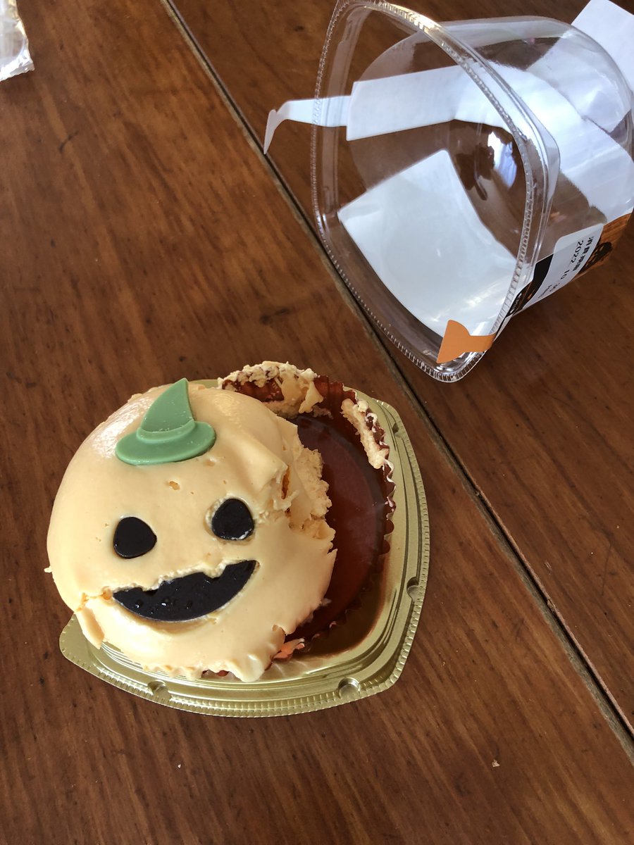 dd09200's tweet photo. せっかく食べようと・・・
らっか(￣Д￣;) ガーン
味問題ないけど〜
カボチャ🎃のオバケ🎃できあがり〜 https://t.co/VU4wXwlvyD