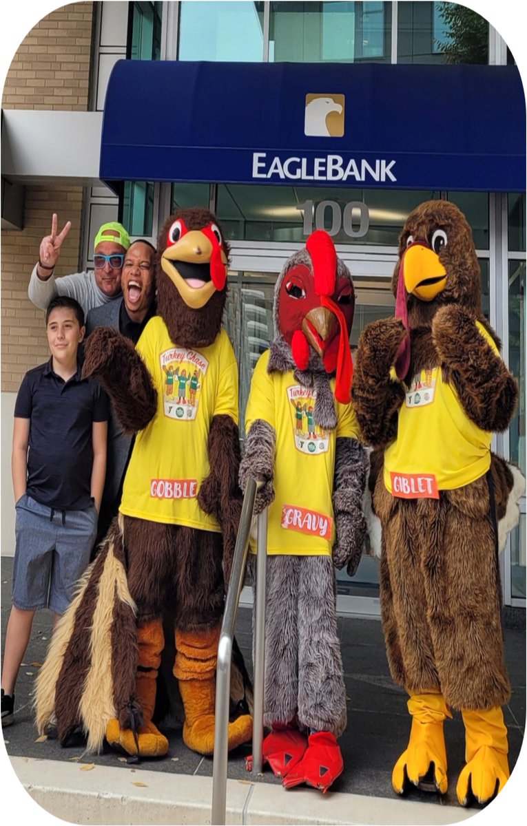 #TurkeyChase mascots cheered on EagleBank's CJ Joyner (+Dan Banner, Banner Assoc., Inc.)! Birds of a feather flock together, so they appreciate EagleBank's sponsorship as their bird is "on the money." Ducks in a row: Register turkeychase.com &amp; RSVP ow.ly/RckG50LhEw8