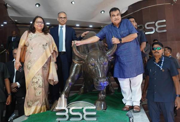 PIB_India's tweet photo. Union Minister @nitin_gadkari rings the bell at the Bombay Stock Exchange in Mumbai marking the listing of NHAI InvIT Non-Convertible Debentures

Minister says bonds are a great opportunity to realize PM's vision of #AatmanirbharBharat

Read here: https://t.co/QkzUQw11jt https://t.co/si3lWbyd3l