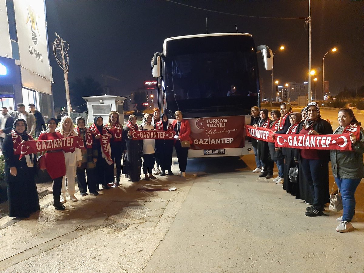 Yilmaz_feray's tweet photo. Cumhurbaşkanımız Sn @RTErdogan'ın teşrifleriyle #TürkiyeYüzyılı vizyon belgesi tanıtım toplantısına
katılmak üzere Gaziantep Kadın Kolları Teşkilatımız yollarda…
Heyecanlıyız, gururluyuz…

@AKKADINGM @aysekesir @EyupOzkececi @akkadinantep https://t.co/HX56UiQxzV