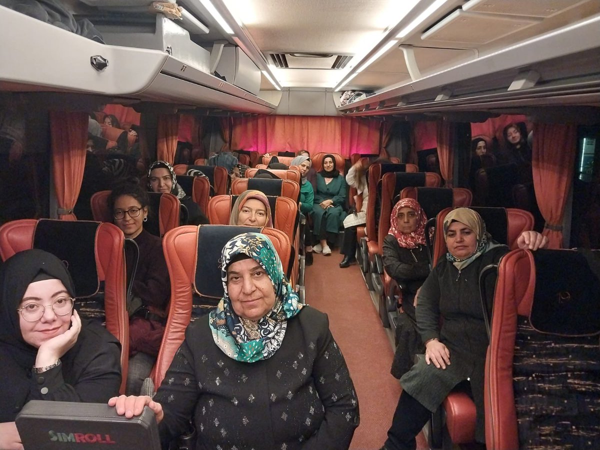 Yilmaz_feray's tweet photo. Cumhurbaşkanımız Sn @RTErdogan'ın teşrifleriyle #TürkiyeYüzyılı vizyon belgesi tanıtım toplantısına
katılmak üzere Gaziantep Kadın Kolları Teşkilatımız yollarda…
Heyecanlıyız, gururluyuz…

@AKKADINGM @aysekesir @EyupOzkececi @akkadinantep https://t.co/HX56UiQxzV