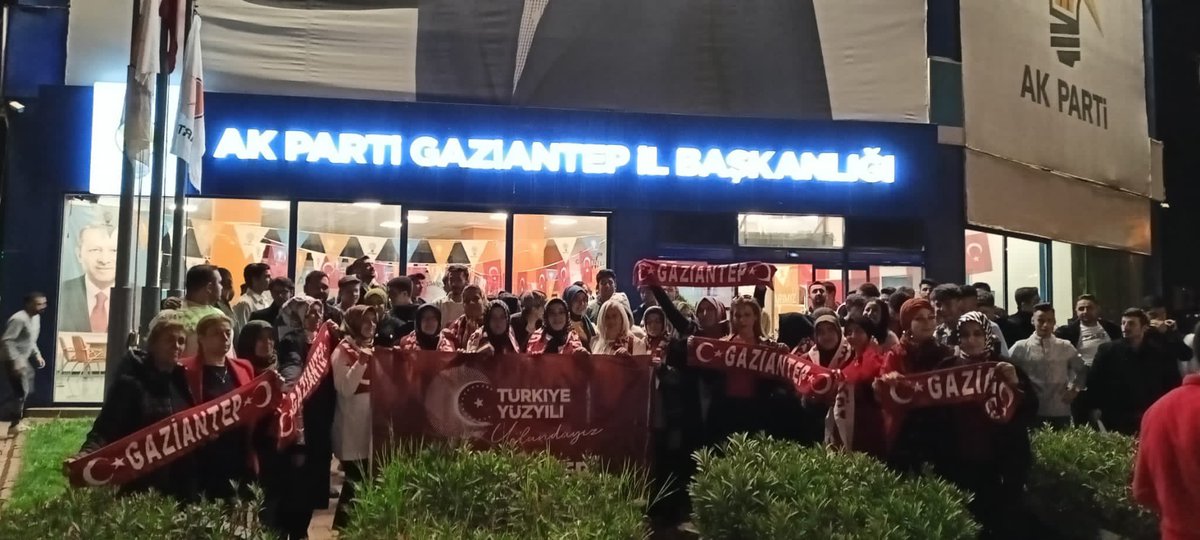 Yilmaz_feray's tweet photo. Cumhurbaşkanımız Sn @RTErdogan'ın teşrifleriyle #TürkiyeYüzyılı vizyon belgesi tanıtım toplantısına
katılmak üzere Gaziantep Kadın Kolları Teşkilatımız yollarda…
Heyecanlıyız, gururluyuz…

@AKKADINGM @aysekesir @EyupOzkececi @akkadinantep https://t.co/HX56UiQxzV