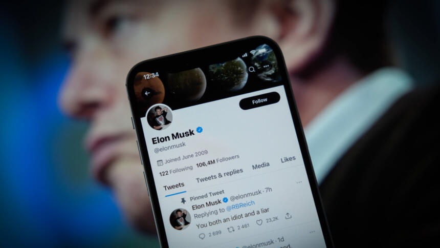 netzpolitik's tweet photo. Elon Musk hat Twitter gekauft. 

Hier ist meine Analyse und Einschätzung dazu:

Das wirft zahlreiche Fragen auf:

Ist die Plattformregulierung der EU auf diesen Fall vorbereitet? 

Und wie reagieren wir Nutzer:innen darauf?

https://t.co/4UX3nUWVFa https://t.co/6ceqAjLH3r