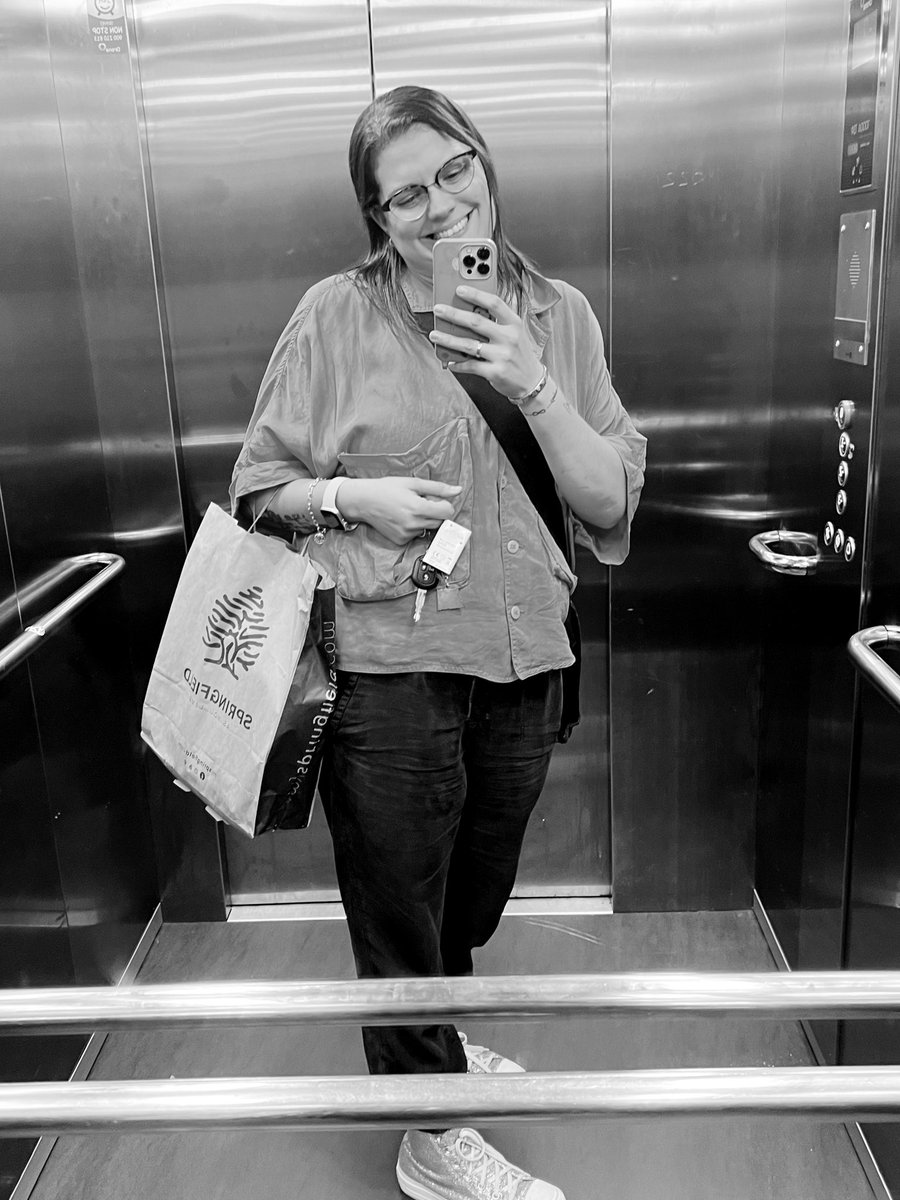 LidiaSauraB's tweet photo. Jo i els selfies als ascensors de la capital #Barcelonaespoderosa #Bondia #Divendres https://t.co/P4DCmZ1Q10