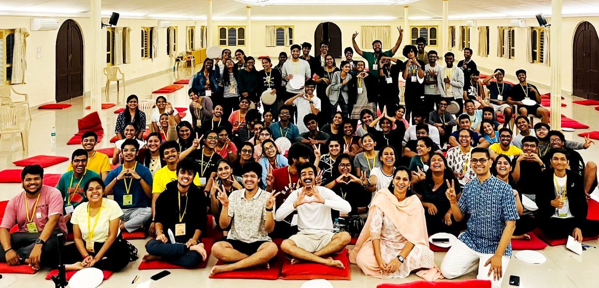 viratchirania's tweet photo. The future managers of India learning the subtle art of managing their minds at the @BangaloreAshram last week! 

100 of them spent a few days experiencing a diff lifestyle. They were blessed to also interact with @SriSri 

Always a pleasure to teach with @jgdtanushree https://t.co/EcH80g1d7l