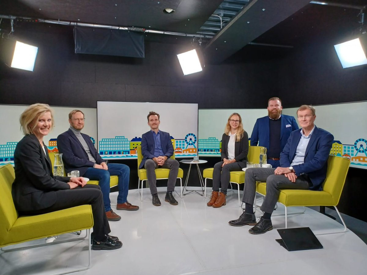 Studiolla tänä aamuna: <a href="/MiimuAiraksinen/">Miimu Airaksinen</a> / @SRVYhtiot, <a href="/PasiKallio5/">Pasi Kallio</a> &amp; <a href="/jlehtoma/">Joona Lehtomäki</a> / <a href="/yministerio/">Ympäristöministeriö</a>, <a href="/RauhamakiTerhi/">Terhi Rauhamäki</a> / @RudusOy, ja RT:ltä <a href="/Vuopek/">Pekka Vuorinen</a> (istumassa) &amp; <a href="/juha_laurila/">Juha Laurila</a>. 

#Kestävärakentaminen-foorumi alkaa! 

Tästä mukaan: mediaserver.fi/live/rt