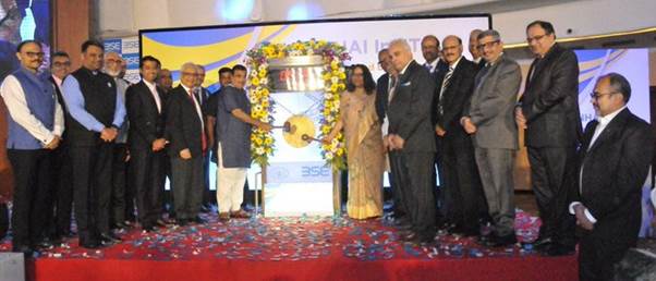 PIB_India's tweet photo. Union Minister @nitin_gadkari rings the bell at the Bombay Stock Exchange in Mumbai marking the listing of NHAI InvIT Non-Convertible Debentures

Minister says bonds are a great opportunity to realize PM's vision of #AatmanirbharBharat

Read here: https://t.co/QkzUQw11jt https://t.co/si3lWbyd3l