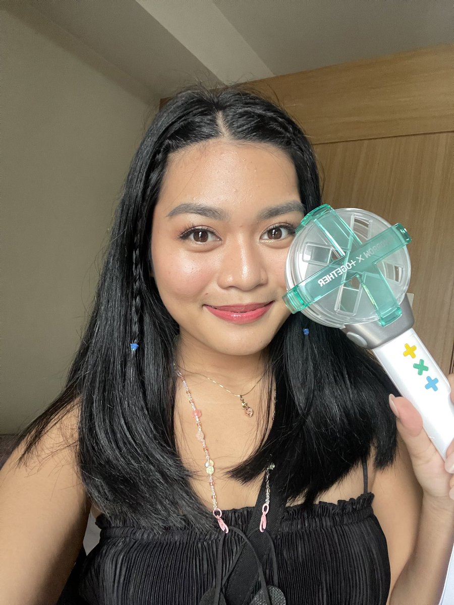 this is what i look like! please dont be scared if i approach you OR APPROACH ME IF YOU SEE ME FIRST i love meeting oomfs 🤍