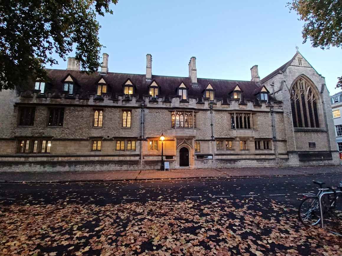 It looks very autumnal outside the main site this week! 🍂

#StCrossCollege #Oxford #autumnvibes