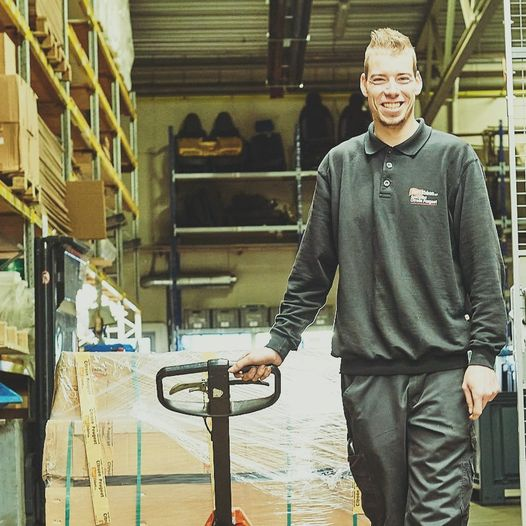 BartEbbenParts's tweet photo. Bij Bart Ebben hebben we sinds 2018 een prachtig groot nieuw magazijn. In ons magazijn liggen ongeveer 65.000 onderdelen. Wij hebben een speciaal WMS programma waardoor we alle onderdelen simpel terug kunnen vinden. https://t.co/fnPLTHNPhx
