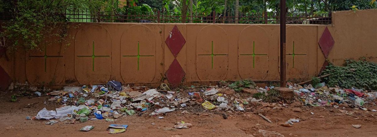 hara_hpm's tweet photo. This is the scene of #openwaste in Gadakana - Majhisahi (in between vidya lane and Shriram colony). There is no specified garbage collection area, so people are throwing waste on road and this is the daily scene. Kindly look into the matter. @bmcbbsr @me_bhubaneswar @MayorofBBSR https://t.co/aUQ6GaUDf0