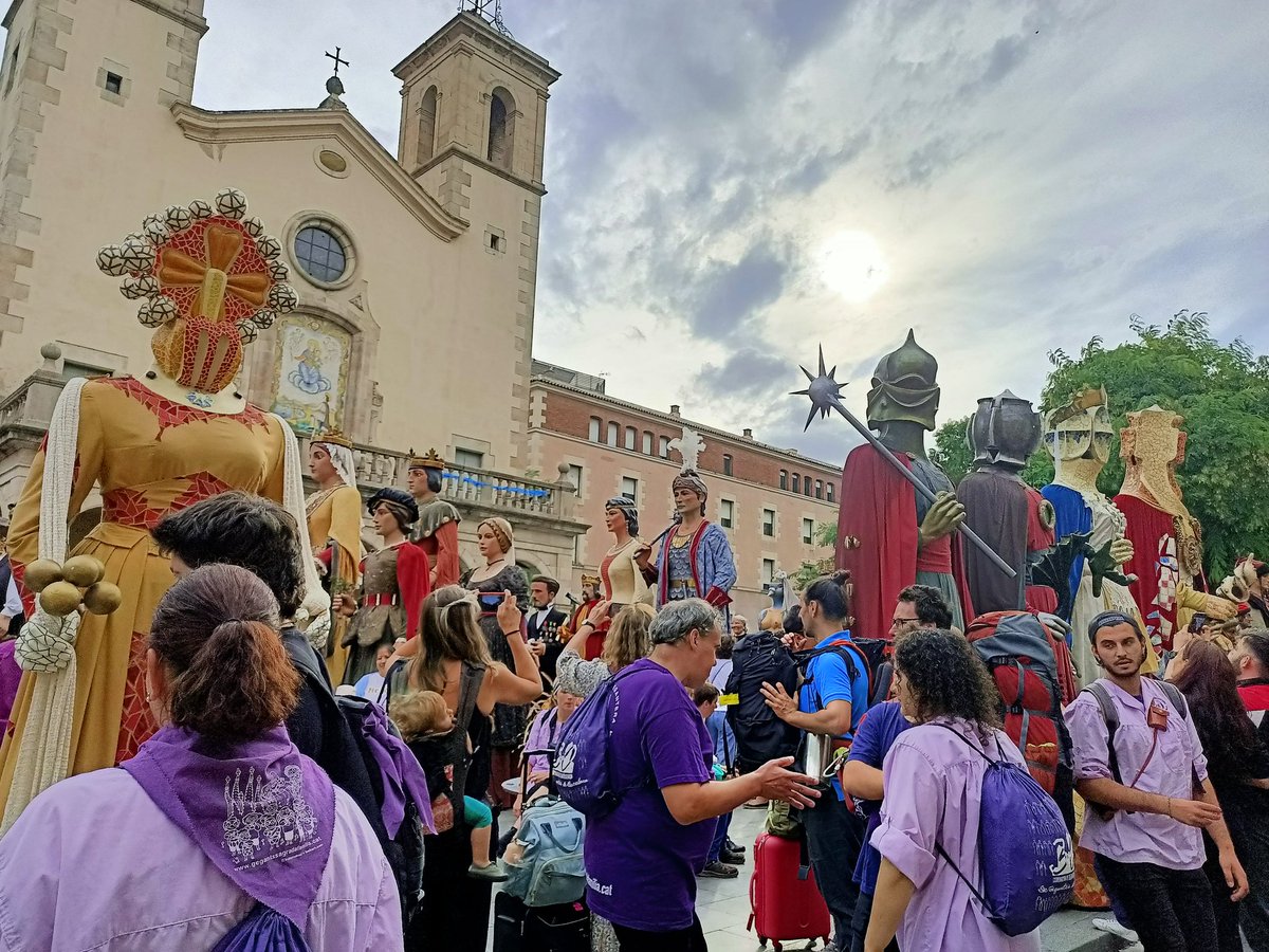 T'agrada la música? I els balls de gegants? 🥳

La Coordinadora de Colles Geganteres de #Barcelona ha presentat un CD i dos llibres 📚 amb les partitures dels balls de #gegants. 🎶

Els pots aconseguir a la <a href="/casaentremesos/">La Casa dels Entremesos</a>. 🎺

Mira! ⬇️
ow.ly/g3Bj50KBZBS
