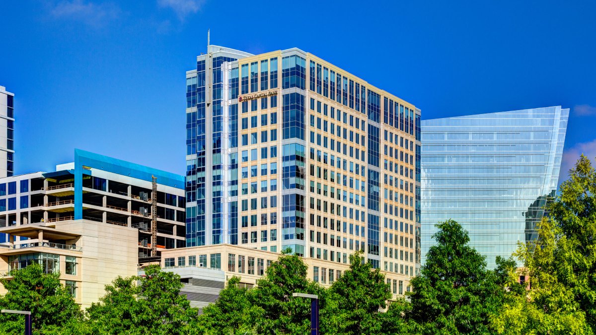 Union Investment hat den Mietvertrag mit der Texas Capital Bank in Dallas um 15 Jahre verlängert. #Dallas ist der fünftgrößte Büromarkt der #USA. Die Vertragsverlängerung der Texas Capital Bank ist eine der größten Vermietungstransaktionen dieses Jahres in diesem Teilmarkt. #Büro