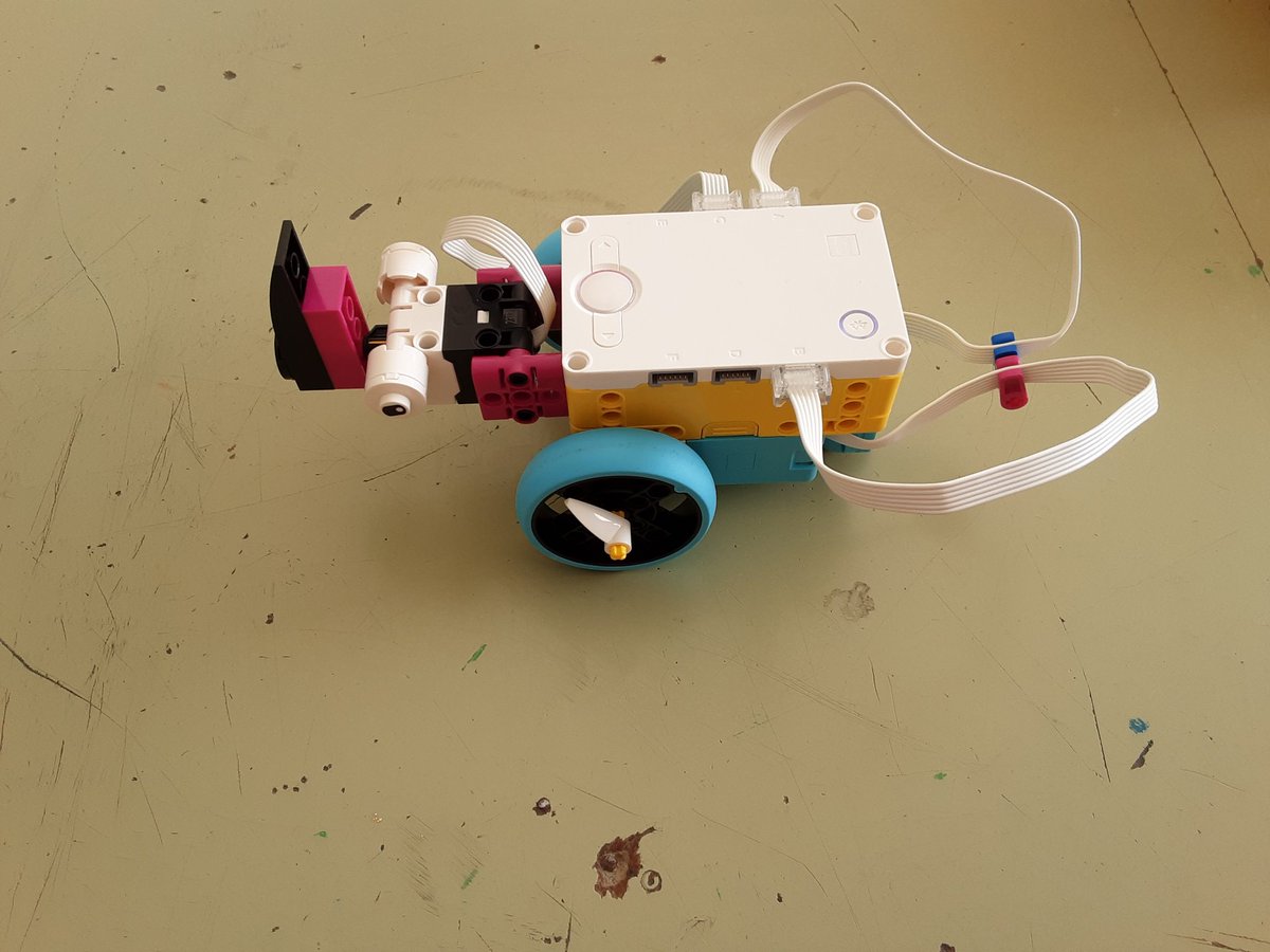 DiegoVC11's tweet photo. Nuestros alumnos de segundo de la ESO están programando robot gracias a @ROBOTIX_ les esta encantando la experiencia. Empezamos con el control de nuestra mascota, el rinoceronte 🦏 #LEGOeduSPIKEprime https://t.co/0zT8lpR6Fe