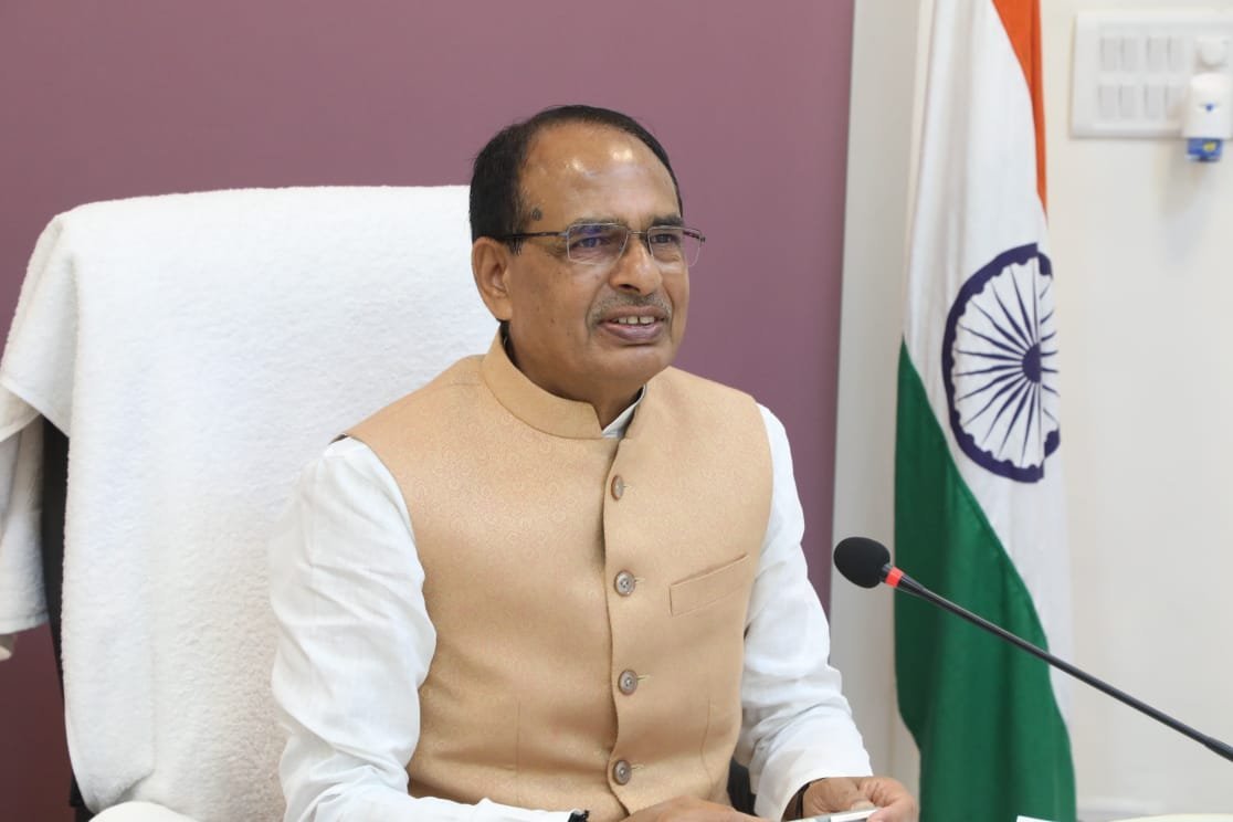 OfficeofSSC's tweet photo. मुख्यमंत्री श्री @ChouhanShivraj ने आज जनकल्याणकारी योजनाओं एवं विकास गतिविधियों के संबंध में माननीय मंत्रीगणों तथा विधायक साथियों से निवास कार्यालय से वर्चुअली संवाद किया। https://t.co/q9ztsS4EBk