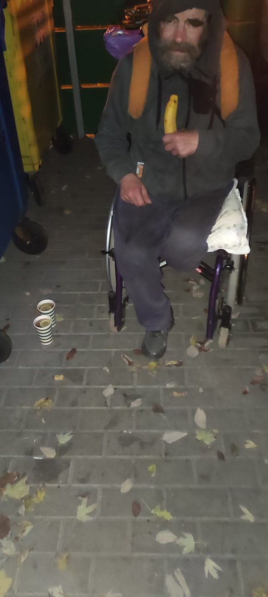 damian_zurawski's tweet photo. Dzień dobry. Proszę o RT🙏

Pan z Gdańska na wózku inwalidzkim potrzebuje pomocy.💔
Temperatura za oknem jest coraz niższa, a starszy Pan nie ma się gdzie podziać.
Nie ma dachu nad głową i pieniędzy na jedzenie.

Czy ktoś wie, gdzie ten Pan teraz się znajduje? https://t.co/7zWWu1tvyJ