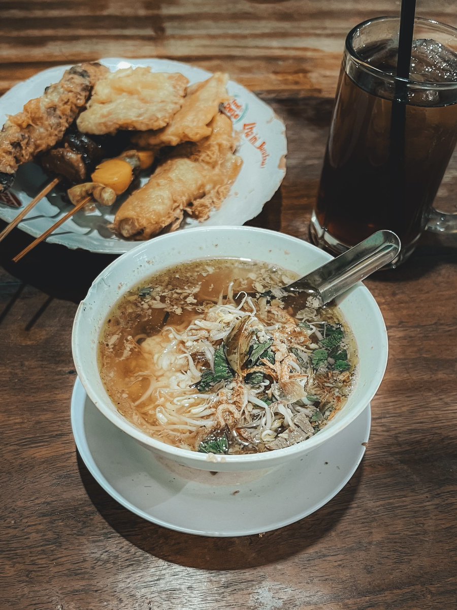 wiranagara's tweet photo. Kadang kehidupan dimulai dari semangkuk soto dan berhenti memandangi foto, sebab nyata lebih indah dari sekadar pigura.. https://t.co/ihgNjXBhhU