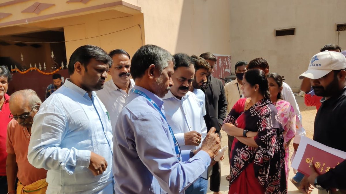 Conducted inspection during water supply today, verified quality status, in Doodhkhana basti area, banjarahills, road no 7, under div <a href="/hmwssbgmom6/">S. Harishankar - GM O&M Dn. 6, HMWSSB.</a>. Interacted with consumers. <a href="/hmwssbcgmomc2/">M Prabhu - CGM O&M Circle II, HMWSSB</a>, Corporator garu, DGMs, managers &amp; others present.

<a href="/HMWSSBOnline/">HMWSSB</a> @KTRTRS <a href="/arvindkumar_ias/">Arvind Kumar</a>