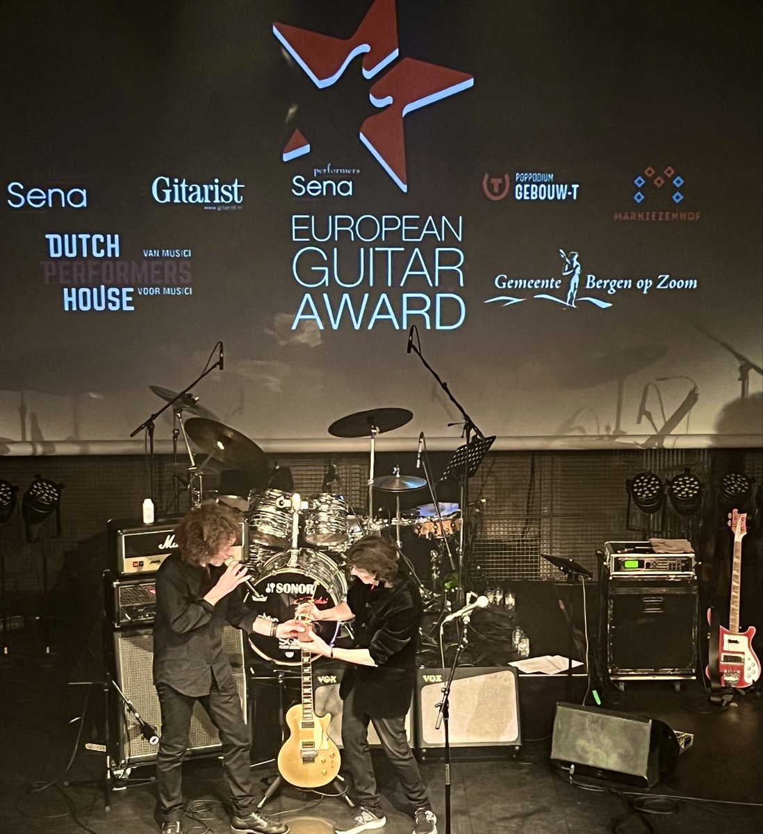 It was such an honour to receive the Sena Performers European Guitar Award last night in Bergen op Zoom. Terrific to see everyone there including great musicians such as previous award winner Jan Akkerman.