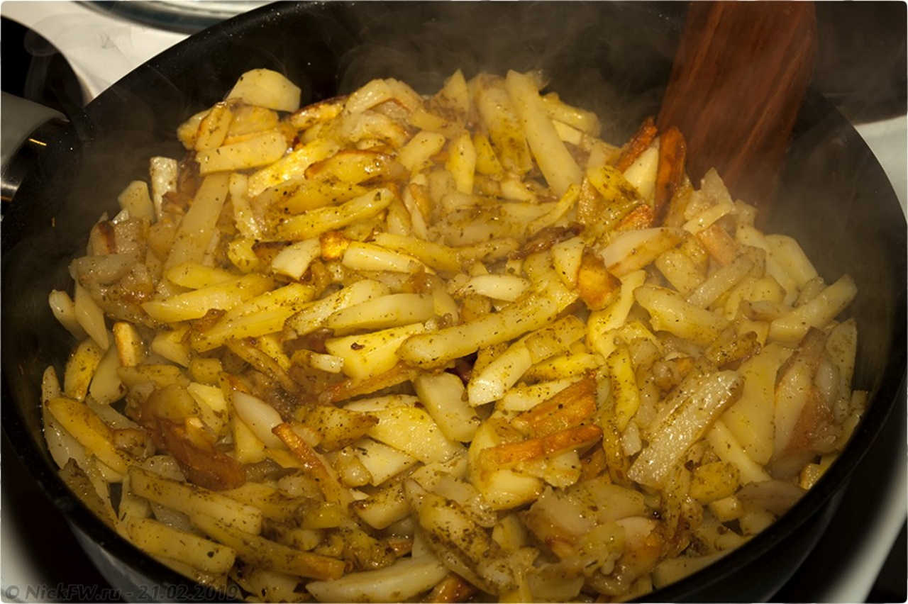Жареная картошка с тушенкой и луком