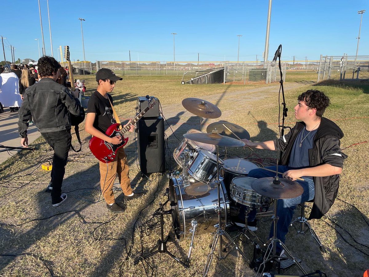 vmhs_APC's tweet photo. THREE events in 2 days! Live band PA, studio recording, choir concert! #vmhscorpus #eaglepride #ccisdproud #ccisdit #musicinschools #electronicmusician #musicproduction #modernband #dmcmusicdept https://t.co/OOcFrsjxSd