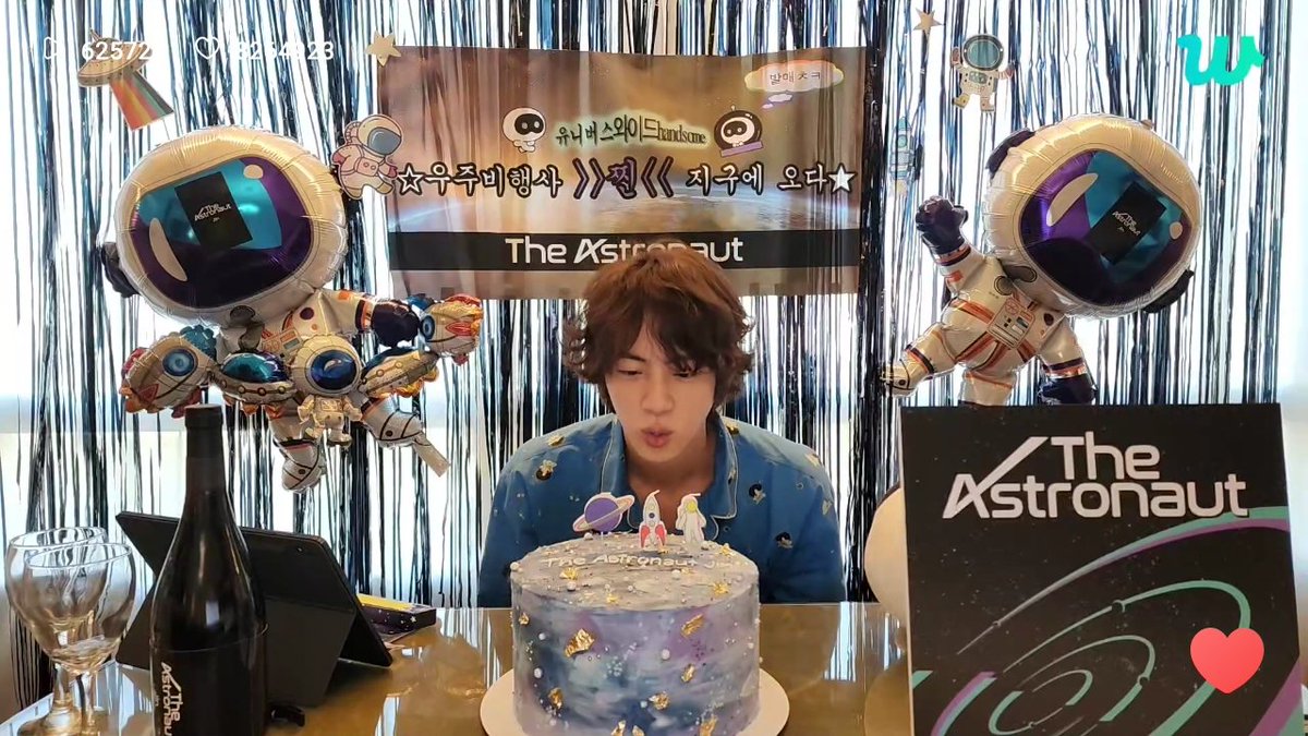 May02218's tweet photo. Puedo retirarme de este mundo , #Jin PROBO LAS EMPANADAS ARGENTINAS 💆‍♀️💆‍♀️💆‍♀️😭❤ jin Argento te amamos https://t.co/5KkbGGIFrz