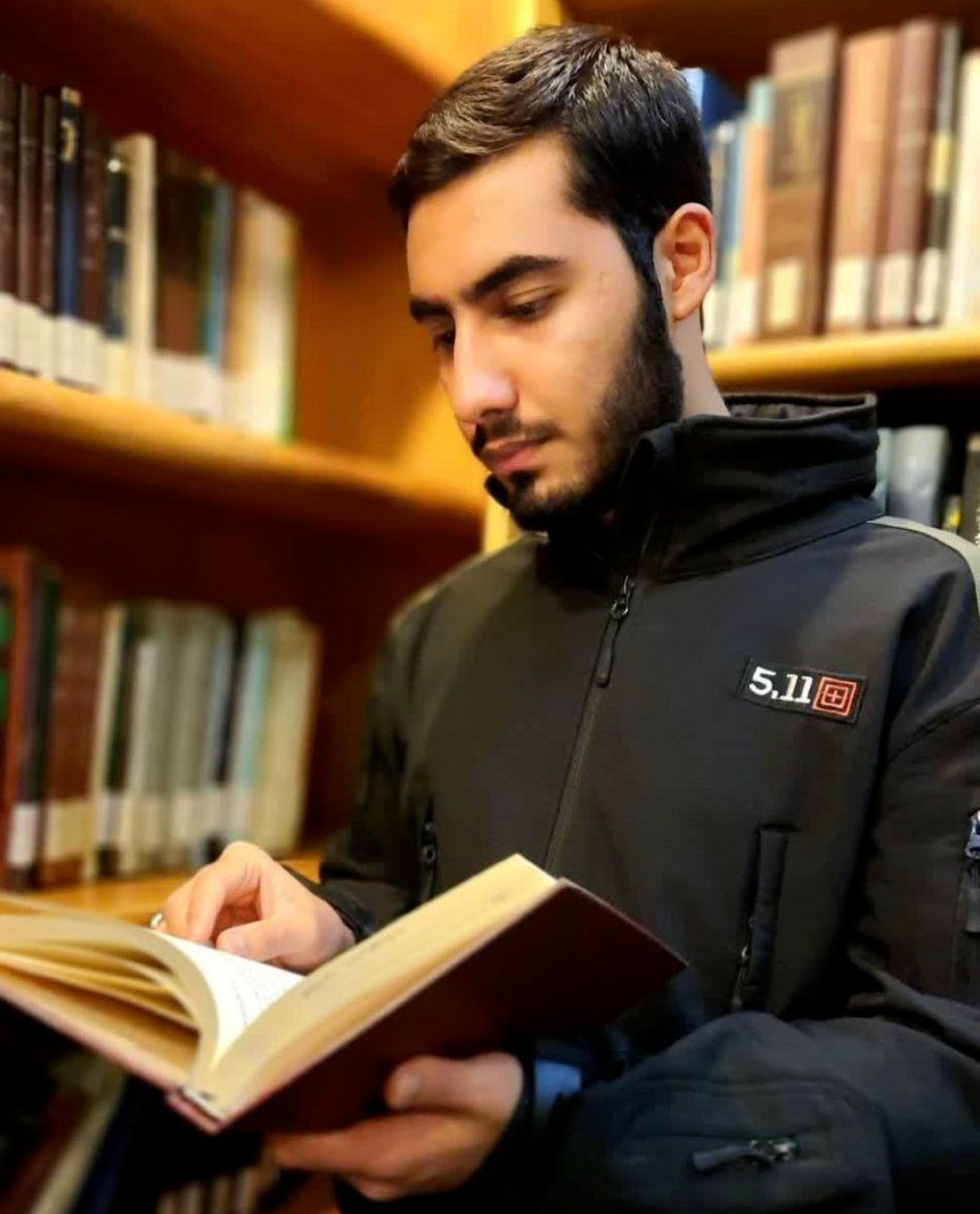 haj_haydar's tweet photo. آرمان علی‌وردی طلبه‌ی بسیجی بعد از اسارت و شکنجه توسط اغتشاش‌گران، به شهادت رسید.
برای توی کوچه رقصیدن، آرشام را در شیراز و آرمان را در تهران از بین می‌برند!
#برای_آرتین https://t.co/M6rwbselhx