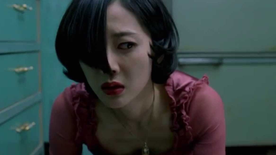 หนังสยองขวัญเกาหลีขึ้นหิ้งในใจเราต้องเรื่องนี้เลย A Tale of Two Sisters ชื่อไทย “ตู้ซ่อนผี” สร้างจากตำนานสยองของจริงของเกาหลีสมัยราชวงศ์โชซ็อน สองพี่น้องที่กลับมาบ้านและพบว่ามีแม่เลี้ยงใจร้ายรออยู่ ขณะเดียวกันในบ้านก็มีแต่เรื่องแปลกประหลาดเกิดขึ้น #เจอดีที่Netflix