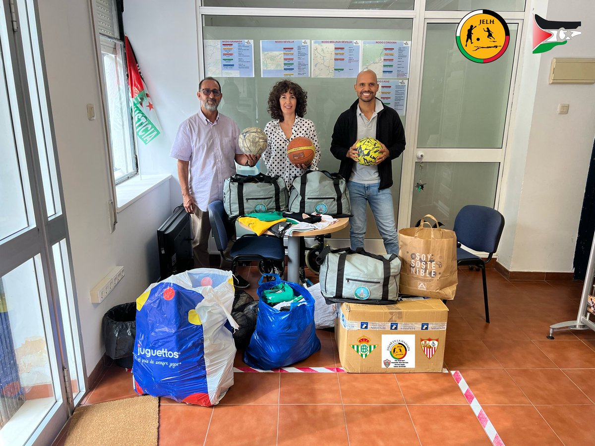 💣💣💥💥🤗🤗

Hemos realizado una entrega a la <a href="/aapss/">Sahara Sevilla</a> de diverso material deportivo donado por: <a href="/Lucia_MM10/">Lucía Méndez Méndez</a>, <a href="/kaamano/">Antonio Caamaño</a>, #JJCastellón, <a href="/rfaf/">RFAF</a> y las fundaciones de <a href="/RealBetis/">Real Betis Balompié 🌴💚</a> y  <a href="/SevillaFC/">Sevilla Fútbol Club</a>

Se enviarán a los campamentos equipaciones, balones, guantes, juguetes, etc. 

#Gracias