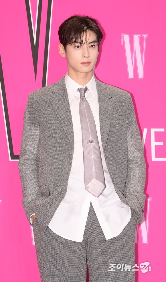 FgJ2OC-WIAAlvdY?format=jpg&name=medium