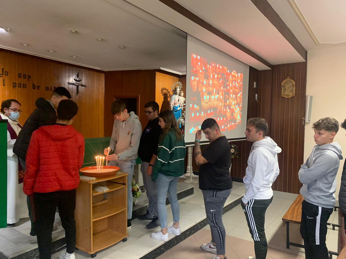 SalesianosPiza's tweet photo. Tiempo de celebración de difuntos con los alumnos de #GradoMedio #Abrimoscaminos @SalesianosSSM https://t.co/pygJ1Hifdt