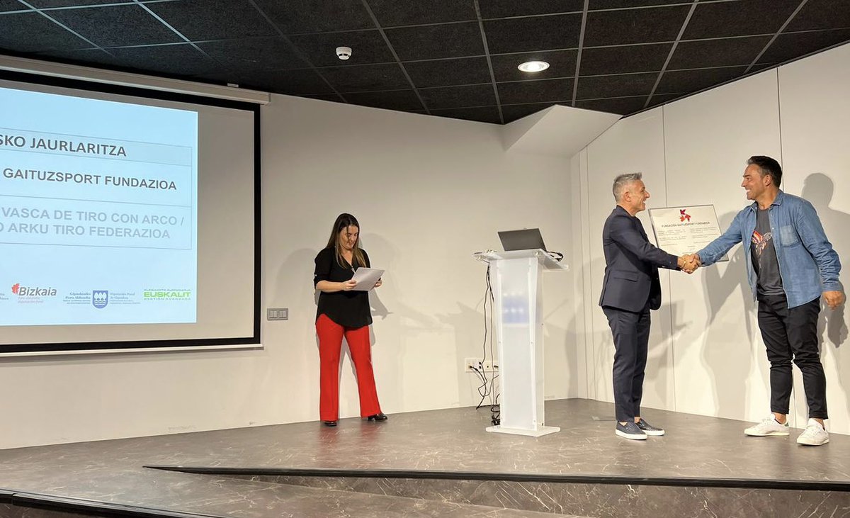 GaituzSport's tweet photo. Ayer @Gorka_Iturriaga hizo entrega a GaituzSport en #Donostia del diploma del #Programa3k @EUSKALIT ‘Innovación en entidades deportivas’ tras participar y finalizar los 3 años d proceso.
Un placer compartir nuestra experiencia con el resto d entidades participantes #inclusión https://t.co/YBe9iUwRn3