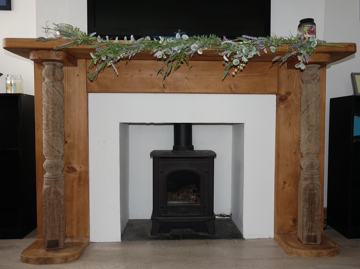 What could be better than relaxing in front of the fire? How about not having to clean up afterwards? This feature stove offers a charming aesthetic and cosy warmth but is actually powered by gas with a 'living flame' effect! (Full details: bit.ly/3Fm7Kb2) #fridayfeature