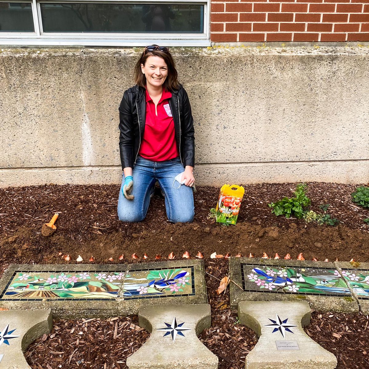 VRHFoundation's tweet photo. It's been so nice, we took a moment to plant some tulip bulbs in VRH's gardens  🌷
We won’t see any flowers until spring, but we know they will be a bright spot in someone’s day soon!

#CommunityIsOurFoundation #ValleyRegionalHospital #AnnapolisValley #HealthNS #mentalhealth https://t.co/P8dj8m18EG