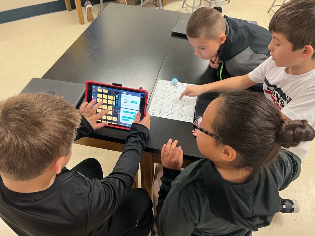 🤖Torrey Hill STEM students in Mr. Rohen's class  have been programming Ozobot Evo’s to go through a Halloween Maze.  Awesome!!🤖
#LFLeads #STEM #STEAM