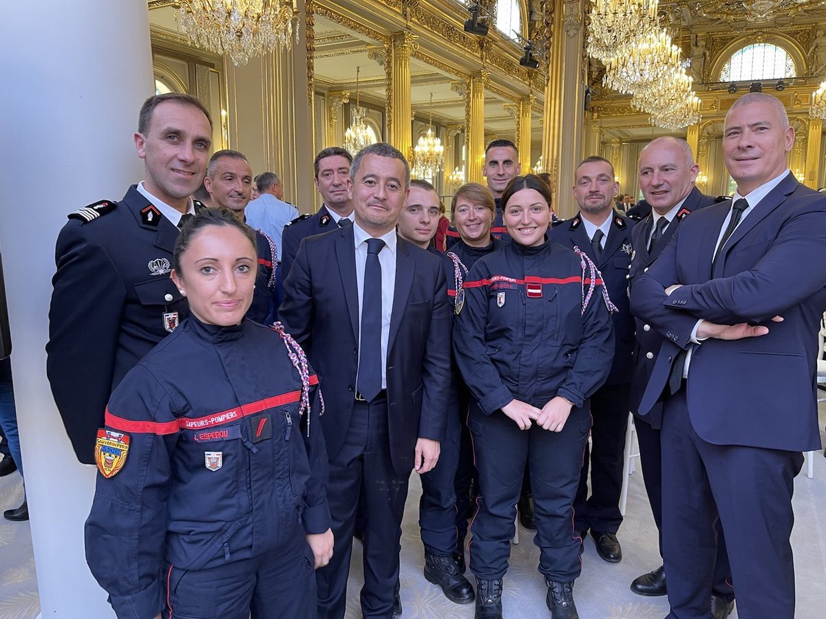 PompiersHerault's tweet photo. #Reconnaissance|| @EmmanuelMacron &amp; @GDarmanin ont pris la pose avec les Sapeurs-#Pompiers de l’#Hérault pour une photo souvenir dans les grands salons de l’@Elysee https://t.co/8benqHIqWp