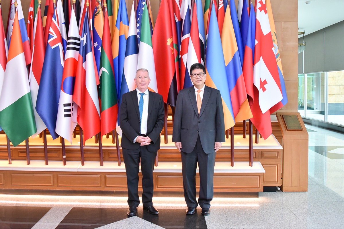 MFAThai's tweet photo. H.E. Mr. Patrick Bourne, Amb. of Ireland paid a courtesy call on PS. Both sides agreed to concretize coop after the 1st TH-IE Political Consultations in Dublin esp in economic coop, education, culture and people-to-people contact. (27 Oct22) https://t.co/VeHYfuDQp2