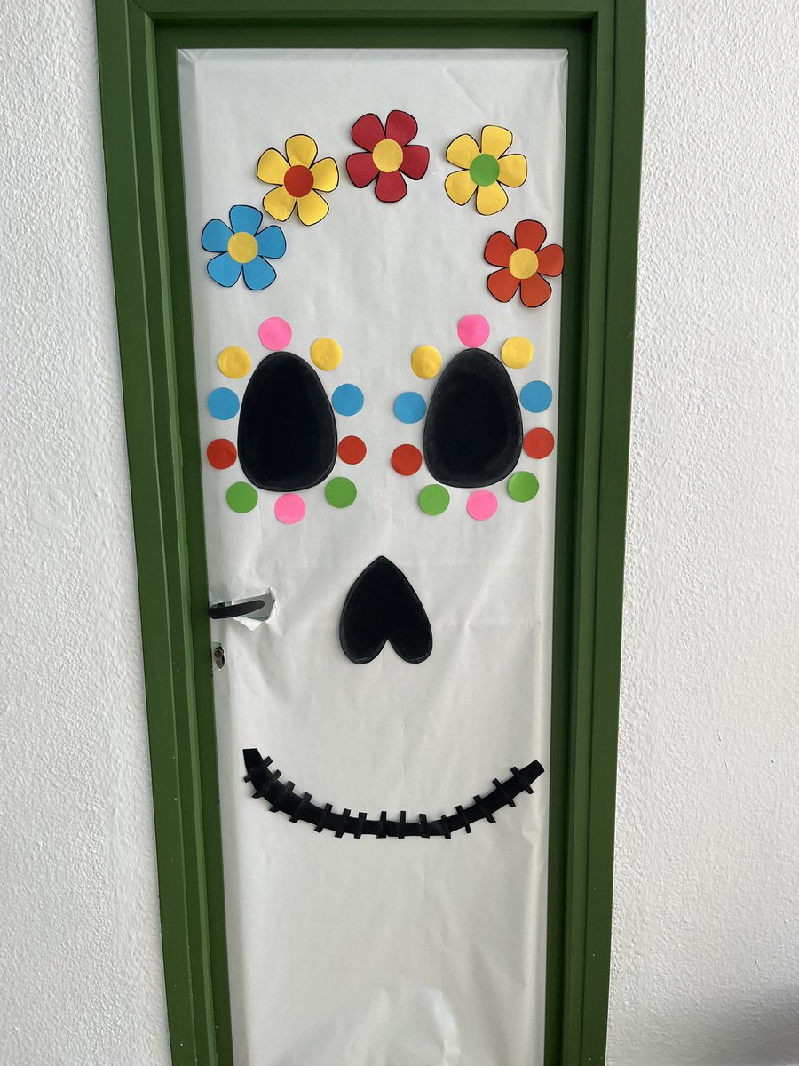 CEIPmanuelarome's tweet photo. ¡Esta semana estamos celebrando Halloween! Aquí os dejamos fotos de nuestras puertas. ¡Ir a clase es más divertido ahora! https://t.co/4BhVPmzF3G