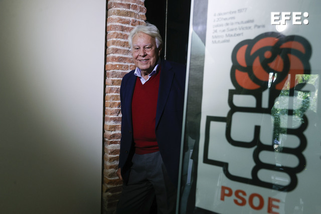 EFEnoticias's tweet photo. ¿Cómo era la España de 1982, cuando el PSOE ganó por primera vez las elecciones generales? Repasamos 5 iconos de aquella época.

🧵 Dentro hilo 👇 https://t.co/6MZisJTTbS