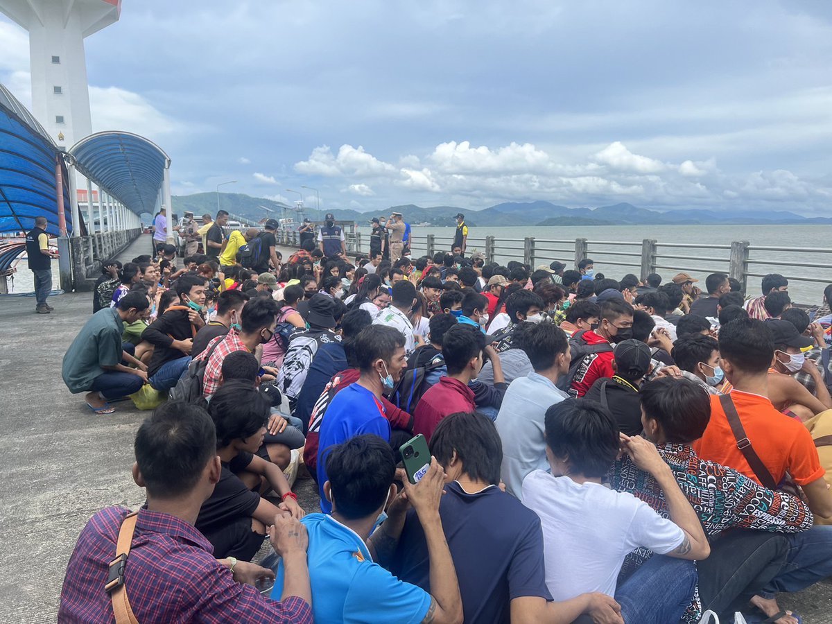 pleunpit_Ch9's tweet image. ระนองส่งกลับผู้ต้องกักชาวเมียนมากลับประเทศ
ศรชล​และ ศปชล.ทมร่วมกับ เจ้าหน้าที่หน่วยงานความมั่นคงจ.ระนองร่วมกันส่งตัวแรงงานต่างด้าวที่หลบหนีเข้าเมืองแบบผิดกฎหมายที่สิ้นสุดคดีความแล้ว
กลับไปยังจังหวัดเกาะสองเมียนมาจำนวน 189 คนเป็นชาย143หญิง46​คน @TNAMCOT