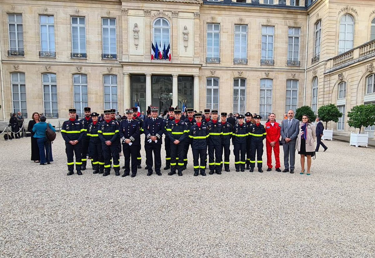 🧑‍🚒 @EmmanuelMacron a reçu ce matin les personnels de la Sécurité civile, aux côtés de tous les acteurs de la lutte contre les #FeuxDeForêt, pour saluer leur engagement et leur mobilisation cet été.