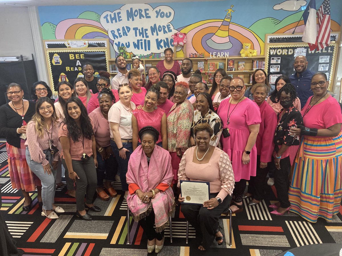 This is how we do it!
#IsaacES, celebrating our “Queen Principal” Thanks !Congresswoman for celebrating your sorority sis with us, #AKA.