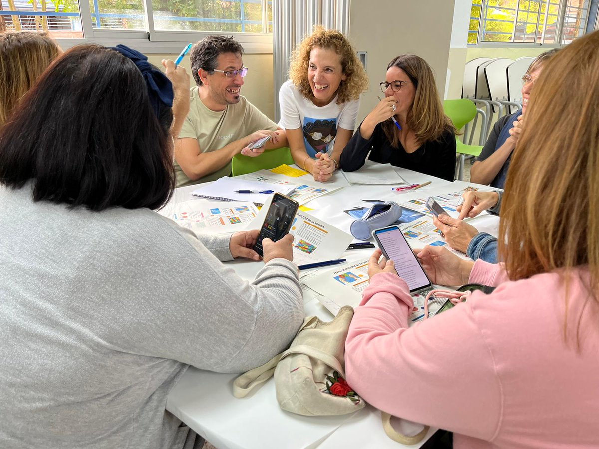 SE_VOC4's tweet photo. Ahir vam iniciar la Xarxa Educativa de Sant Cugat d’enguany amb tots els centres del poble. Reflexionar i aprendre plegades per construïr una línia educativa de poble. Aquest any ens centrem en les situacions d’aprenentatge. Gràcies per ser-hi. #FemXarxa https://t.co/PF9NkzFdBh