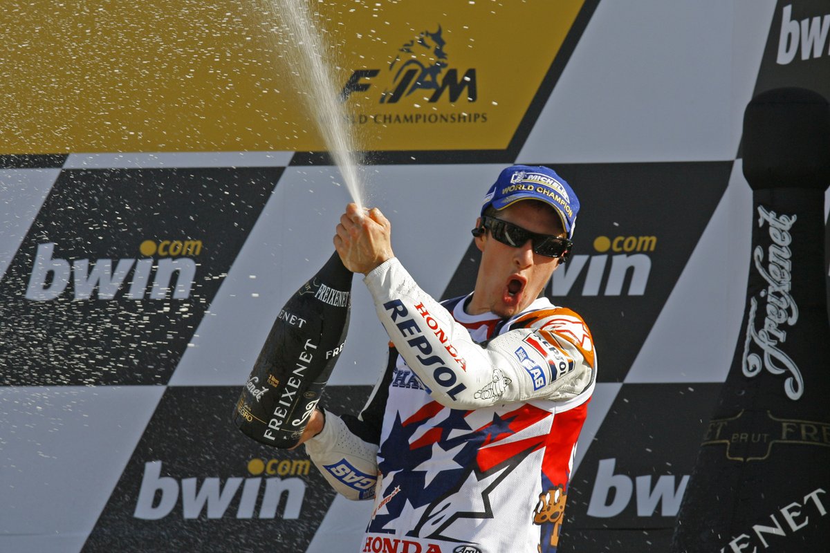 box_repsol's tweet photo. THIS DAY. ON 2006🧡

#NickyHayden
#NH69
#KentuckyKid
#WorldChampion
#EquipoRepsolHonda
#RepsolHondaTeam
#OTD https://t.co/Xc0HUmzXTw
